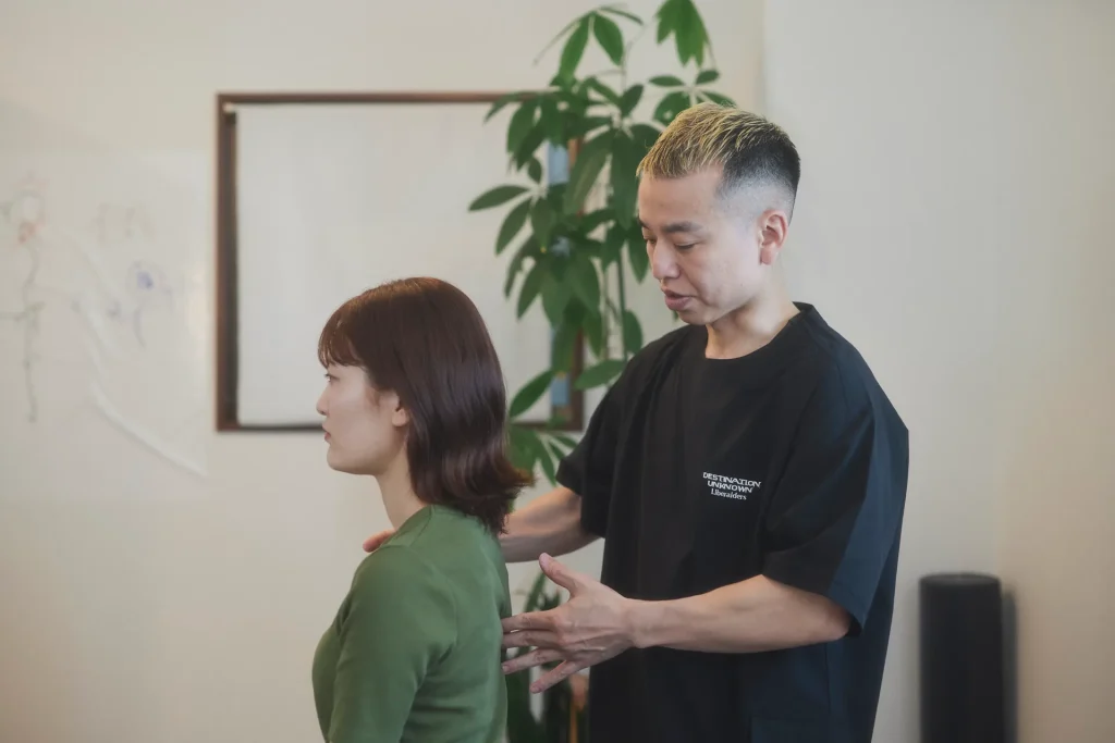 腰痛 3 立った姿勢で背中と肩の位置を確かめる院長
